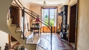A staircase leading to a room with a view of greenery outside. - Charming nineteenth-century villa in Caltagirone (Caltagirone)