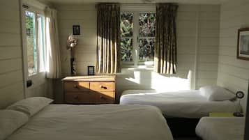 4 bedrooms, iron/ironing board, WiFi, bed sheets