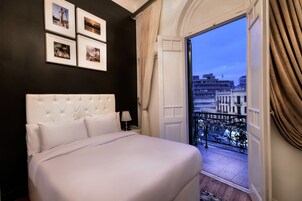 Szoba kétszemélyes ággyal, kilátással a városra | Egyiptomi pamut ágynemű, prémium ágynemű, minibár és széf a szobában