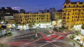 Vista frontal de la propiedad por la tarde o noche