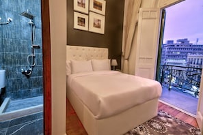 Habitació doble, vistes a la ciutat | Llençols de cotó egipci, roba de llit d'alta qualitat i minibar