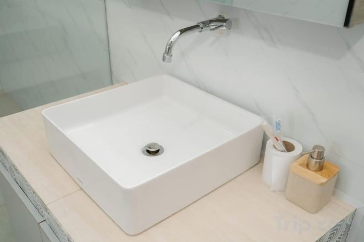 Bathroom | Shower, free toiletries, towels