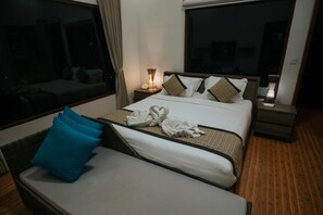 Minibar, in-room safe, desk, soundproofing - Pandawa Beach Resort and Spa Luxury (Penida Island)