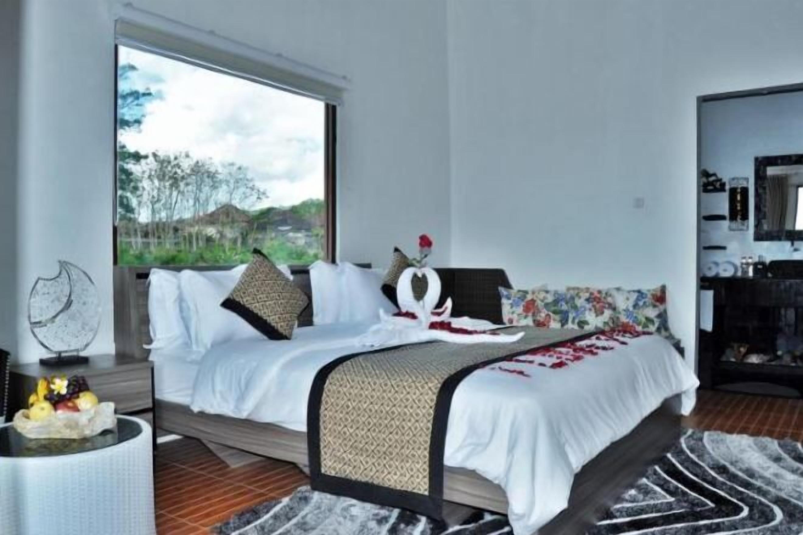 Minibar, safe på rommet, skrivebord og lydisolert