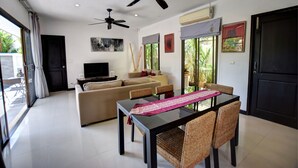 2-Bedrooms Private Pool Villa  | Oleskelualue | Taulutelevisio