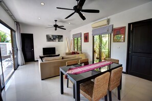 2-Bedrooms Private Pool Villa | Wohnbereich | Flachbildfernseher