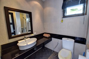 2-Bedrooms Private Pool Villa  | ห้องน้ำ | ฝักบัว, ของใช้ในห้องน้ำฟรี, ไดร์เป่าผม, ผ้าเช็ดตัว