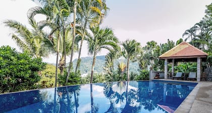 Phuket: ylellinen huvila merinäköalalla