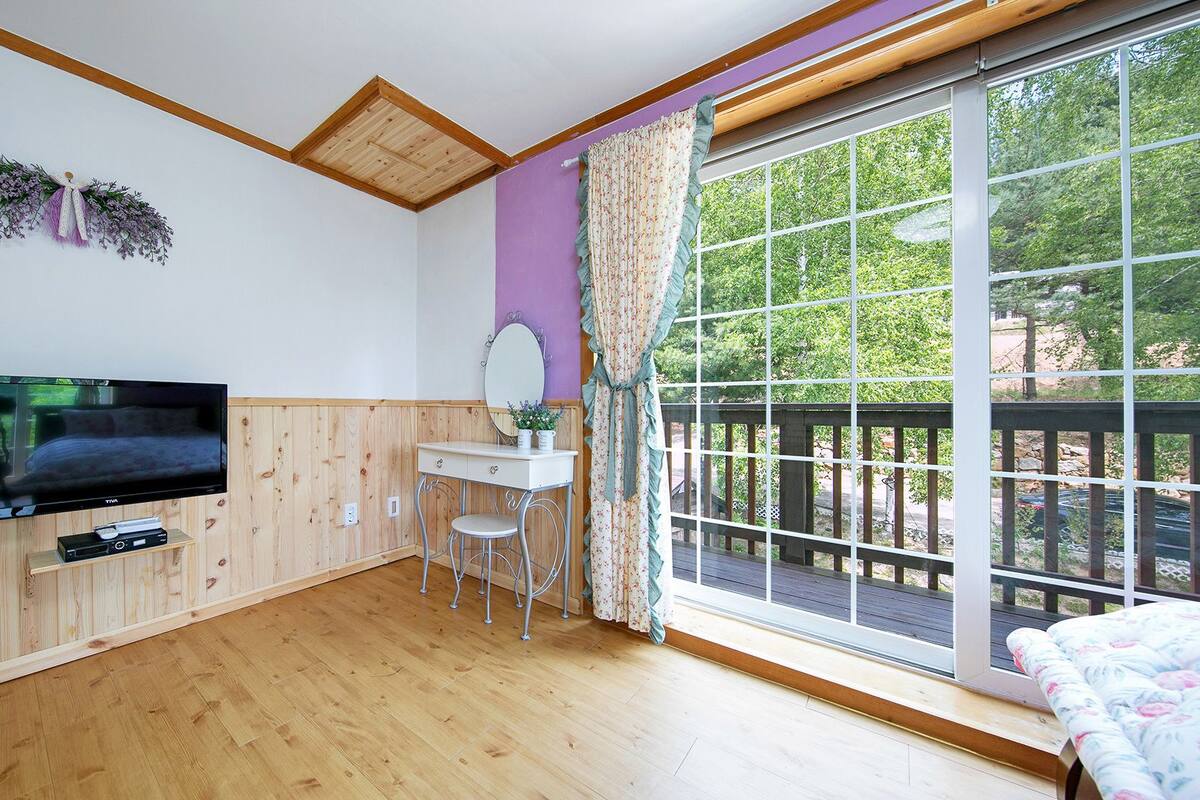 Individually decorated, blackout curtains, iron/ironing board, free WiFi