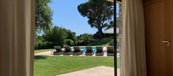 Luxury, modern villa, 8min walking distance to town and beaches - heated pool 