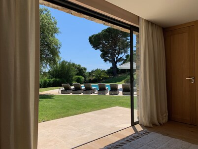 Luxury, modern villa, 8min walking distance to town and beaches - heated pool 