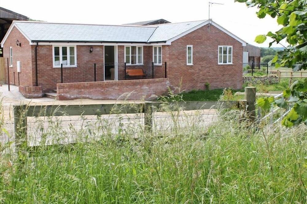 THE TRACTOR SHED, pet friendly, with a garden in Shaftesbury