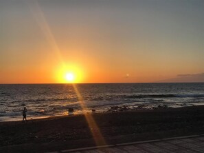 Beach nearby, sun loungers, beach towels