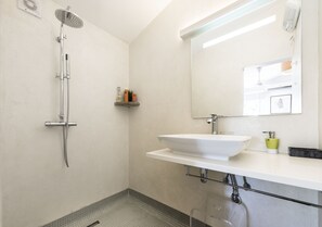 Dusche, Whirlpool, Haartrockner, Handtücher