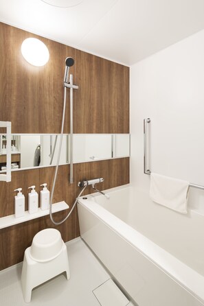 Een aparte badkuip en douche, een diep bad, gratis toiletartikelen