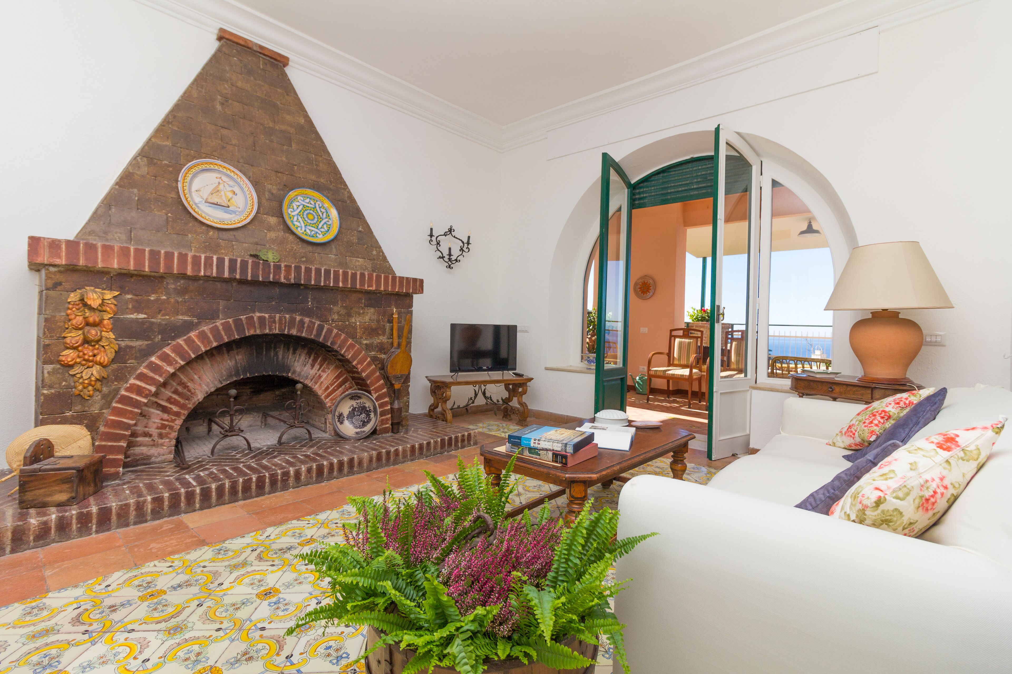 TV connectée, cheminée, livres