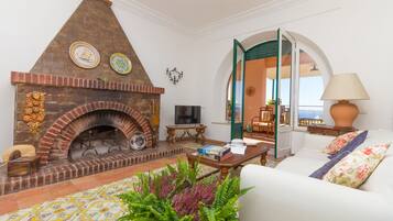 Smart-TV, Kamin, Bücher