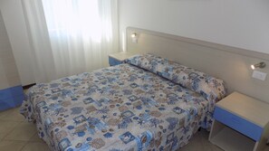 2 bedrooms, bed sheets - Apartment with terrace (Eraclea Mare)