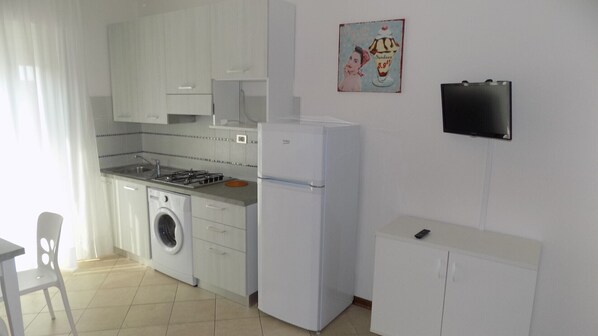 Microwave, stovetop, cookware/dishes/utensils