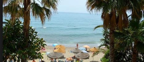 Una spiaggia nelle vicinanze