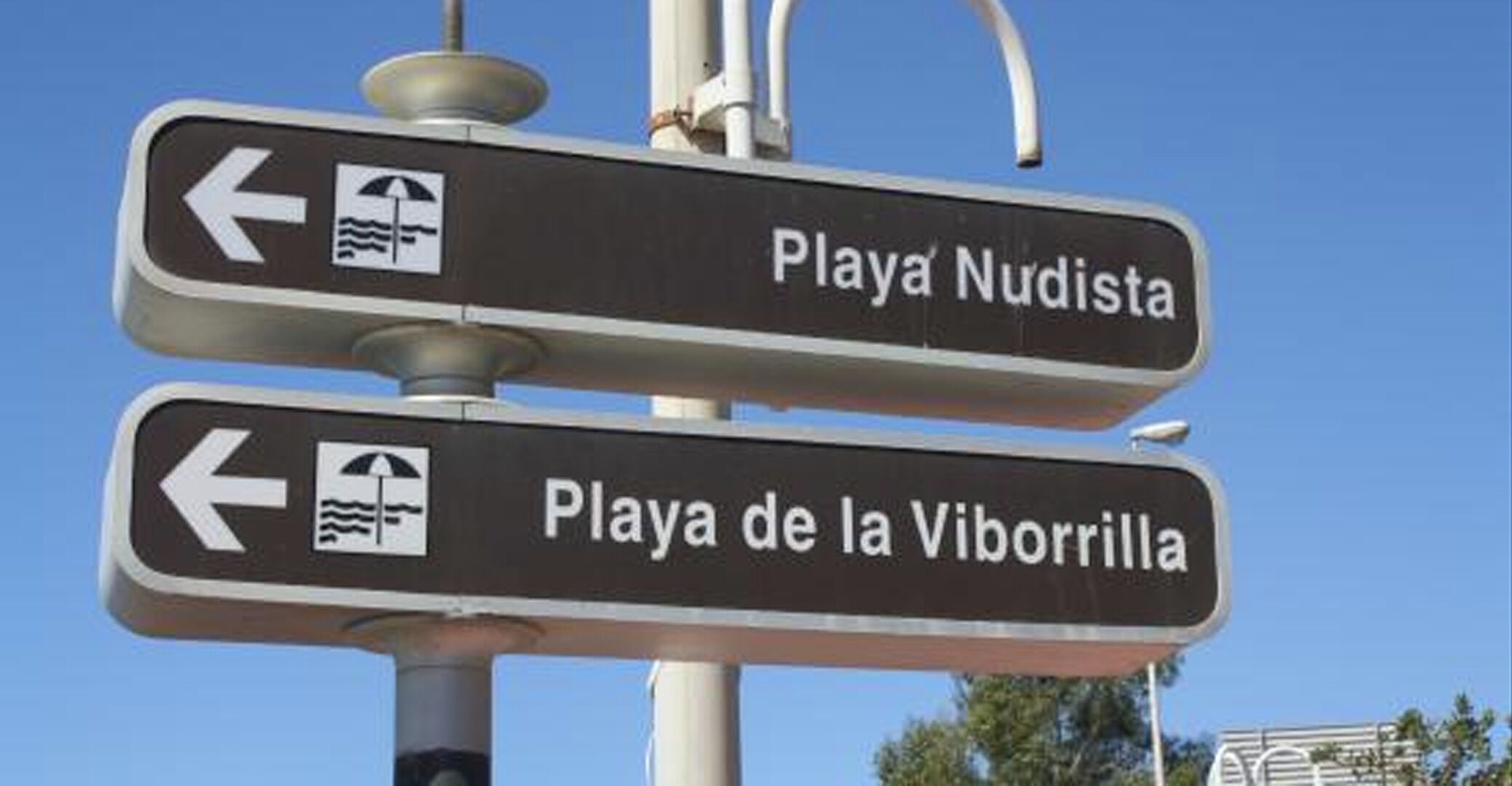 Zwei Wegweiser zu Playa Nudista und Playa de la Viborilla.