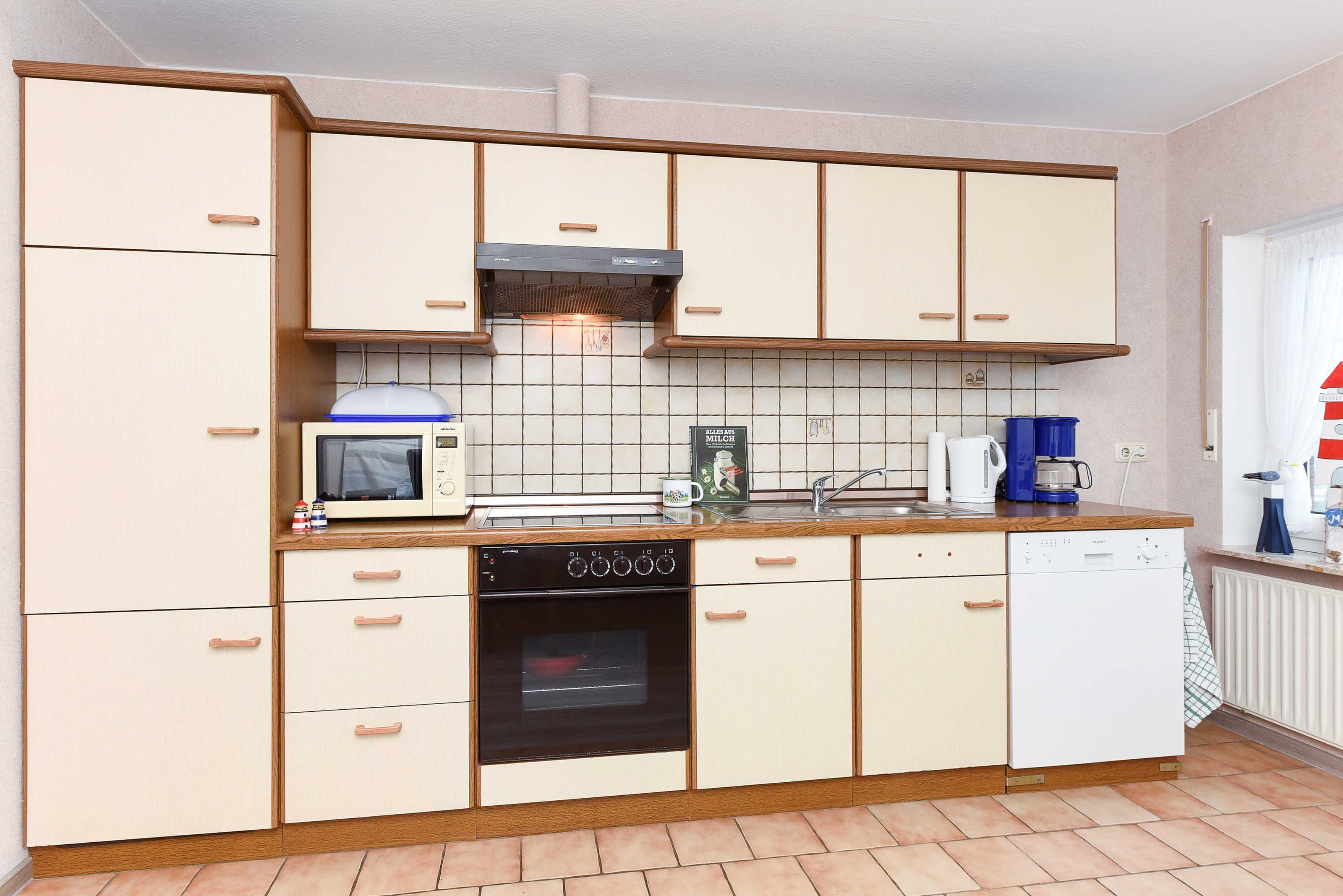 Réfrigérateur, micro-ondes, four, chaise haute