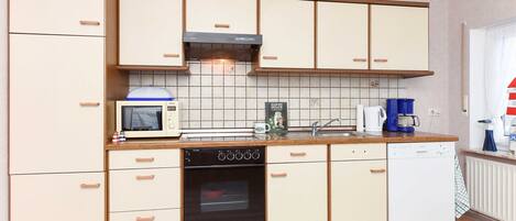 Réfrigérateur, four à micro-ondes, un four, chaise haute