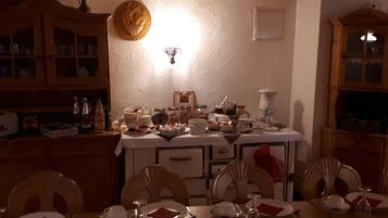 Free daily buffet breakfast