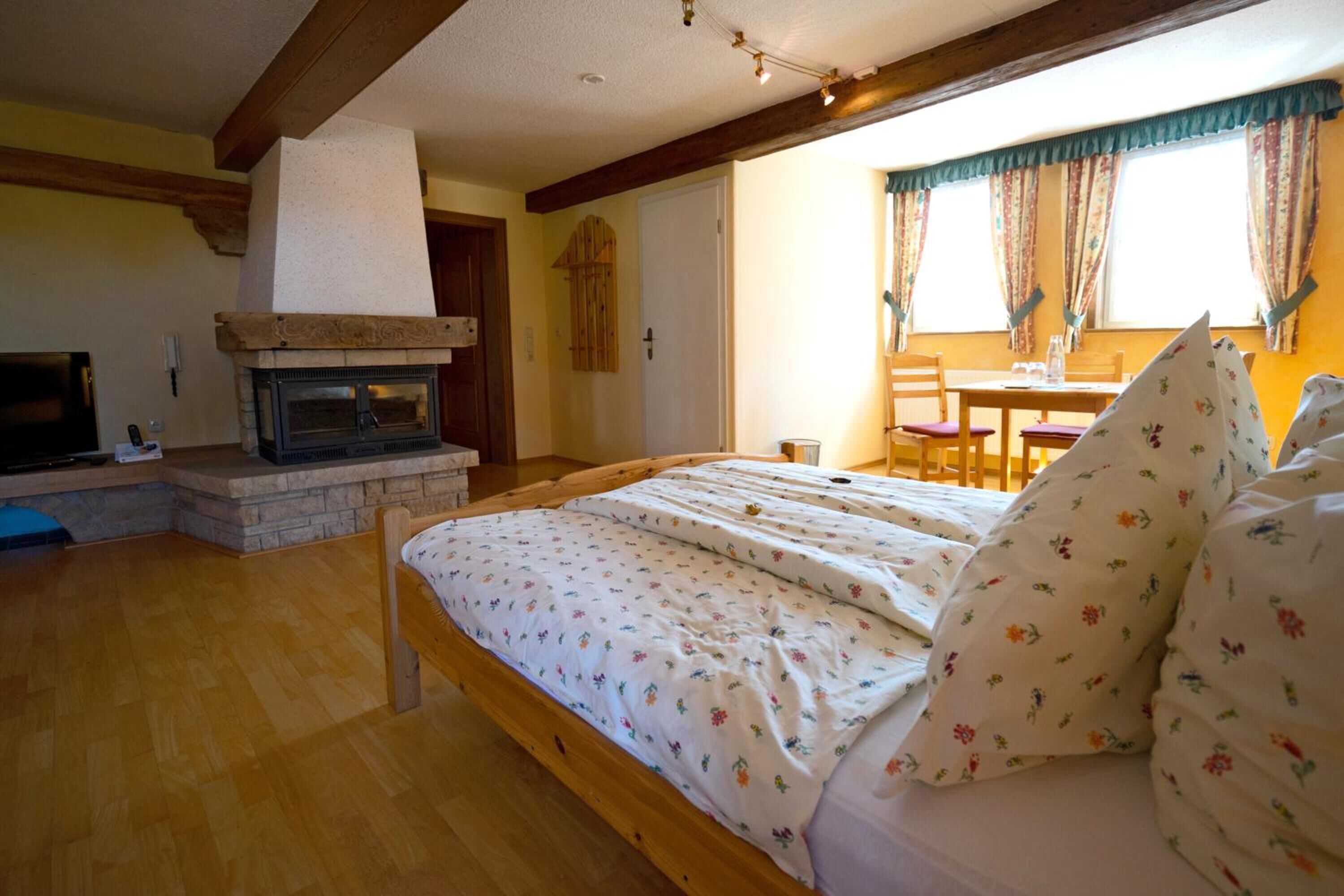 Bàn, nôi (giường cho trẻ sơ sinh) miễn phí 