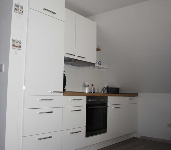 Fridge, oven, dishwasher, coffee/tea maker