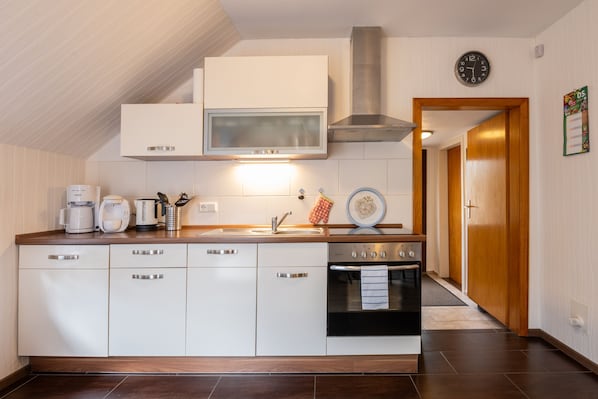 Kühlschrank, Mikrowelle, Ofen, Geschirrspüler