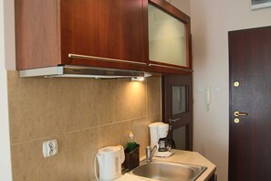 Kjøleskap og kjøkkenutstyr