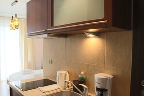 Fridge, cookware/dishes/utensils