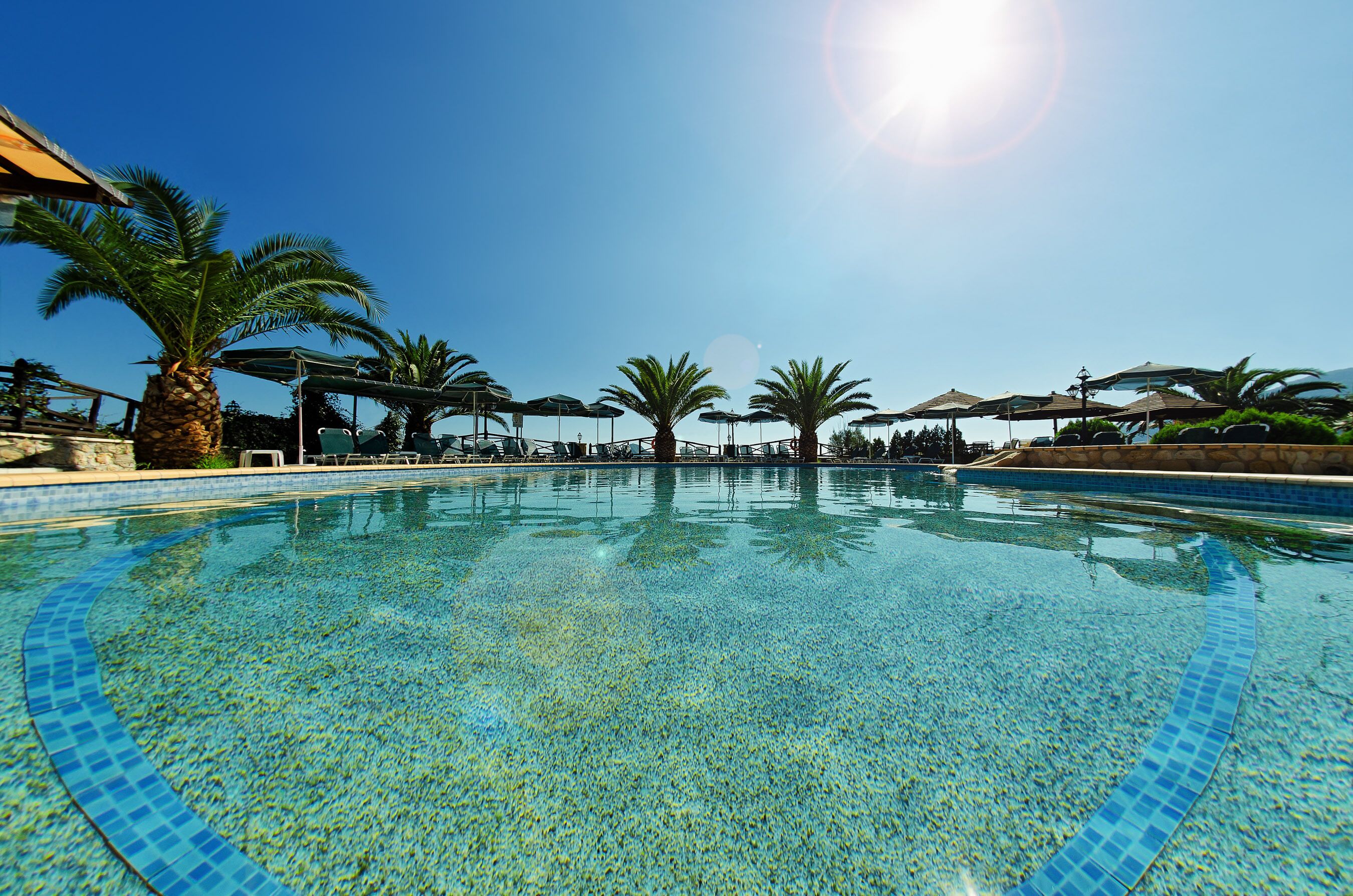 Útilaug sem er opin hluta úr ári, sólhlífar, sólstólar