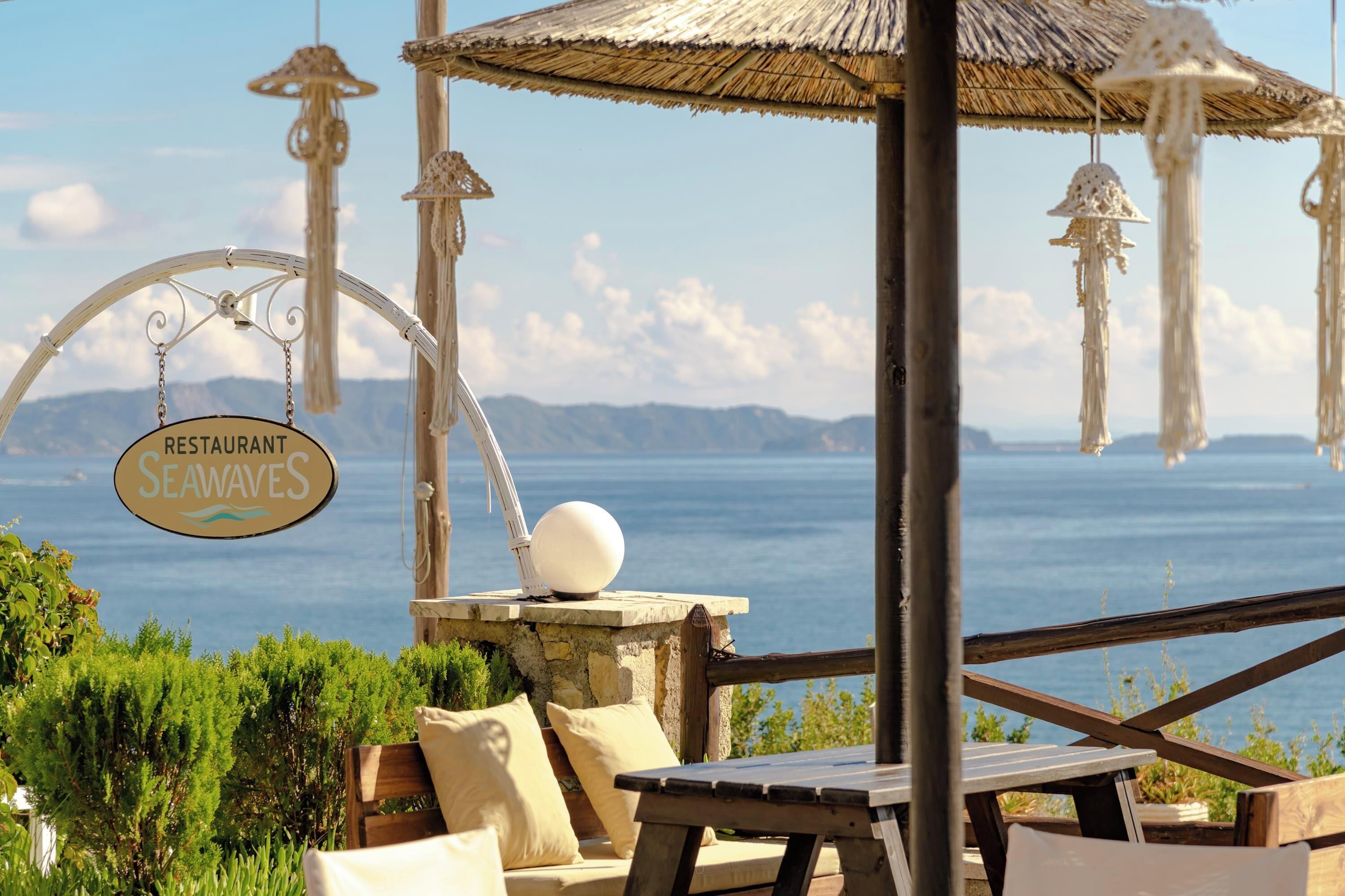Un restaurant en bord de mer appelé « Seaways », doté d’une terrasse et offrant une vue sur la mer.