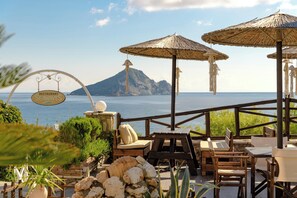 Se sirven almuerzos, cenas y cocina griega (con vistas a la playa) 