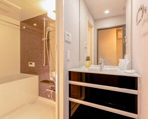 Separate bathtub and shower, free toiletries, hair dryer, slippers - Zen Kyoto Apartment Hotel (Kyoto)