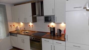 Kühlschrank, Mikrowelle, Ofen, Geschirrspüler