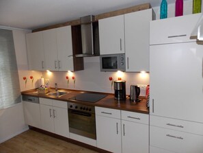 Kühlschrank, Mikrowelle, Ofen, Geschirrspüler