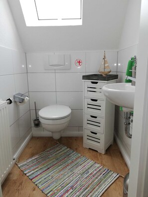 Douche, sèche-cheveux, serviettes fournies, savon