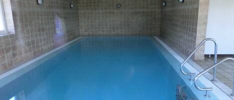 حمّام سباحة مُدفَّأ