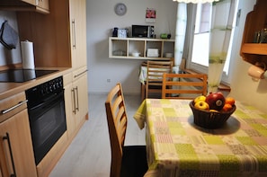Kühlschrank, Mikrowelle, Ofen, Geschirrspüler