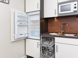 Een koelkast, een microgolfoven, een oven, een vaatwasser