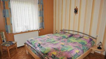 1 bedroom, bed sheets