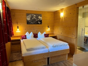 2 chambres, coffre-fort, bureau, lit de bébé portatif