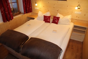 2 Schlafzimmer, Zimmersafe, Schreibtisch, Reisekinderbett