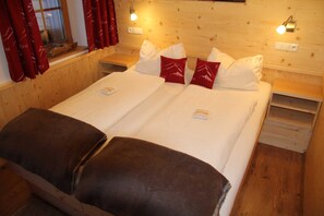 2 bedrooms, in-room safe, desk, travel cot