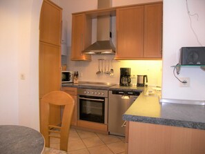 Kühlschrank, Mikrowelle, Ofen, Geschirrspüler