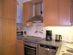 Kühlschrank, Mikrowelle, Ofen, Geschirrspüler