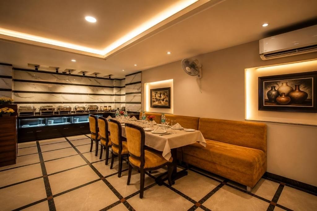 Zona pranzo con buffet, divano e opere d'arte appese al muro.
